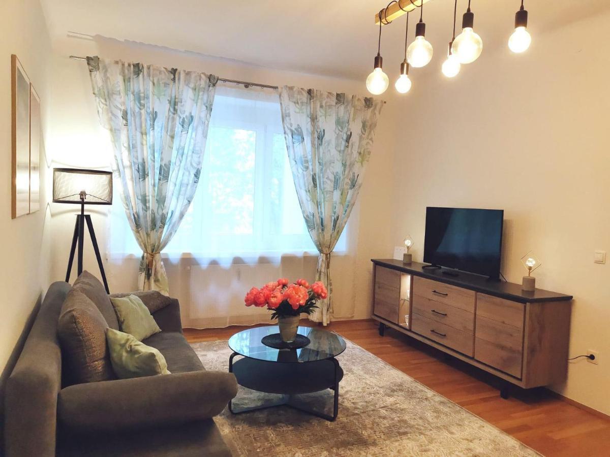 Point Apartment *